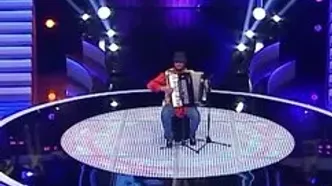 فیلم آواز باشکوه الیکا عبدالرزاقی و دختر محسن شریفیان با آهنگ گل سنگم! / همه سالن همراهی کرد!